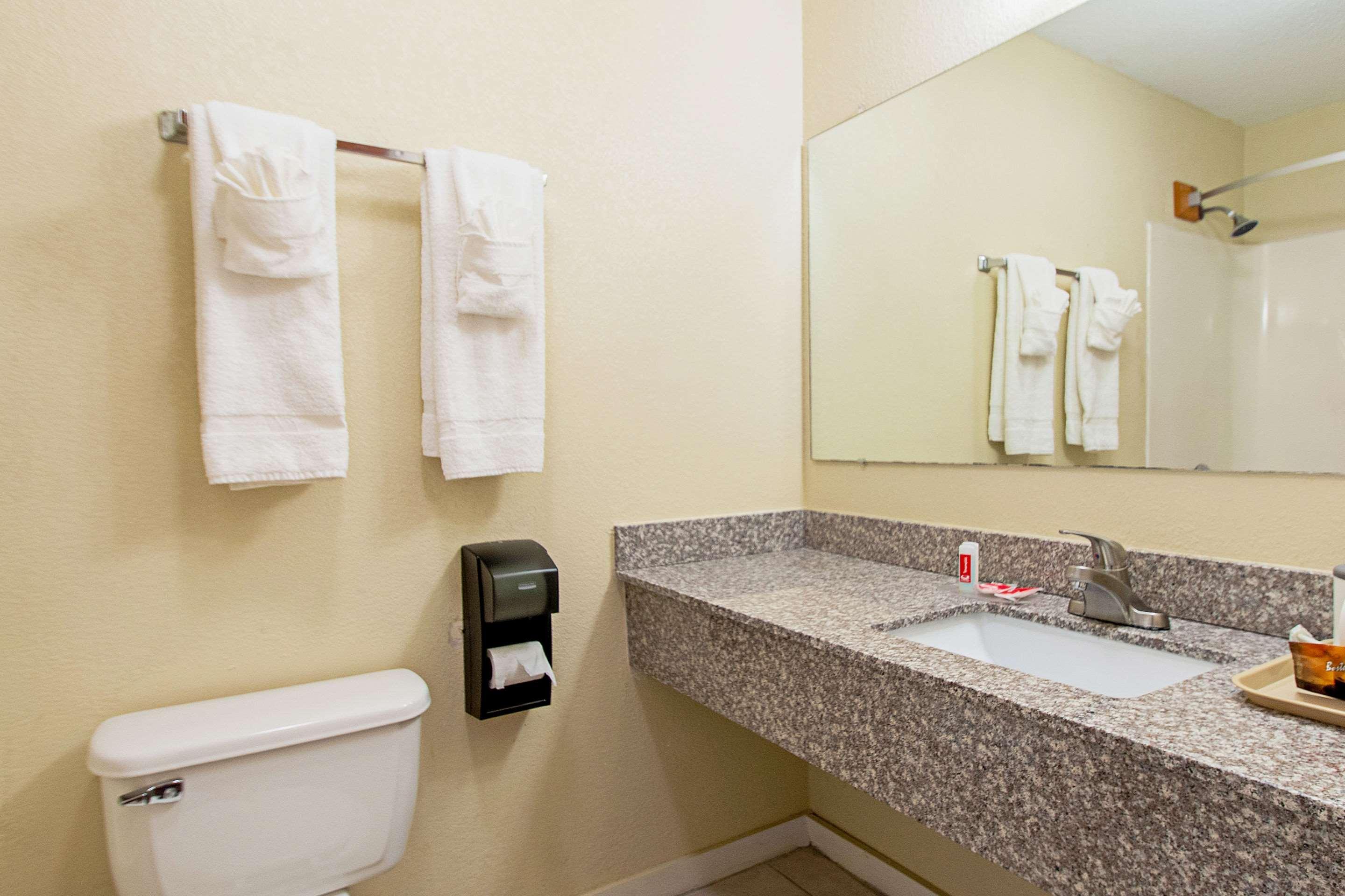 Econo Lodge Utica Εξωτερικό φωτογραφία