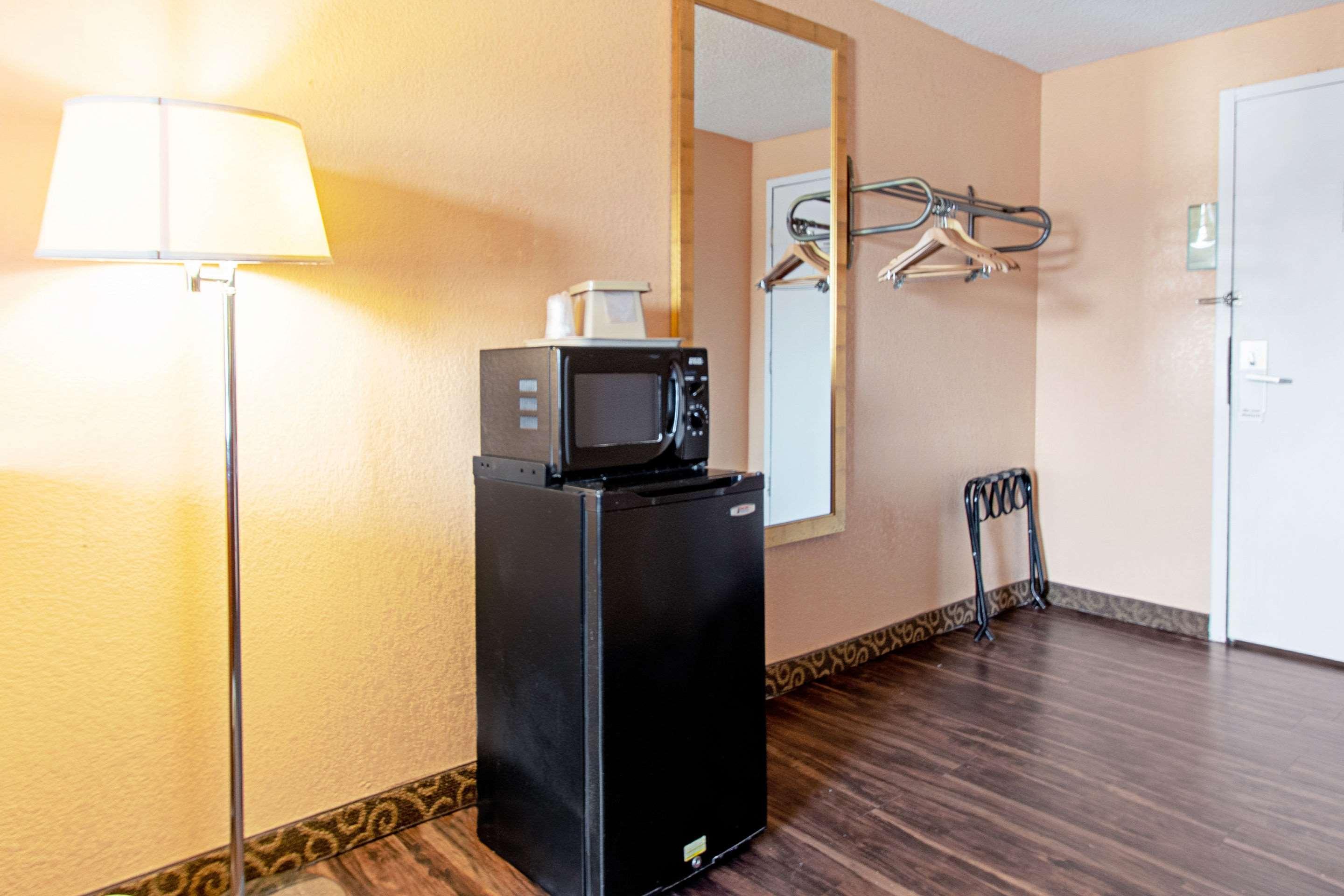 Econo Lodge Utica Εξωτερικό φωτογραφία