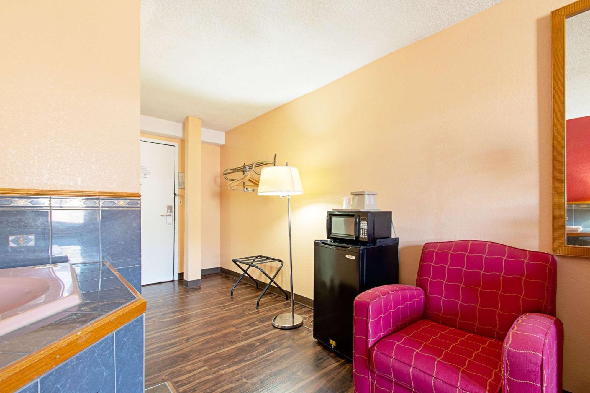 Econo Lodge Utica Εξωτερικό φωτογραφία