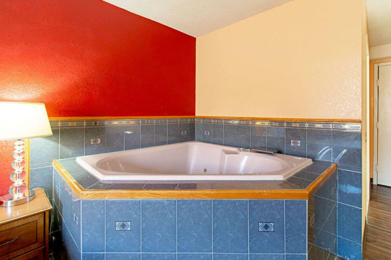 Econo Lodge Utica Εξωτερικό φωτογραφία